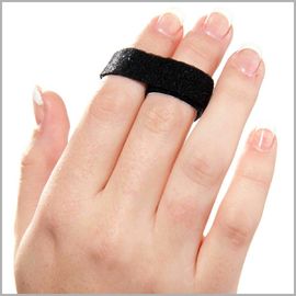 Finger-Freund schlingt Schienen-Band, um zu behandeln gebrochen für gestaut geschwollenes oder verrücktes Gelenk